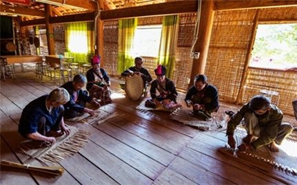 Độc đáo sản phẩm đan lát của đồng bào Khơ-mú ở bản Kéo