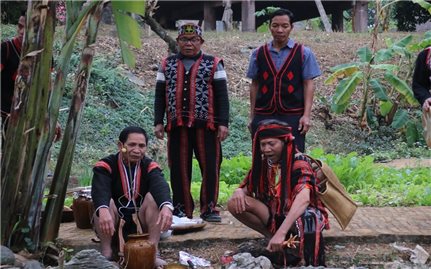 Cúng bến nước - Nghi lễ thiêng của người Cơ-tu