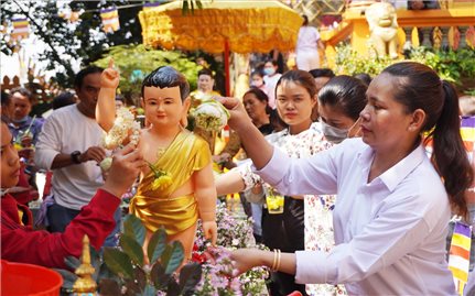 Lễ tắm Phật trong Tết Chôl Chnăm Thmây của đồng bào Khmer