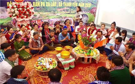 Vui lễ Khăm bản - Hội té nước cùng người Lào