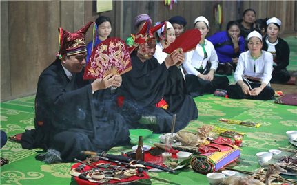 Có gì trong túi Khót của thầy mo người Mường?
