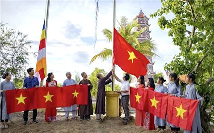 Cờ Tổ quốc tung bay ở các cơ sở tôn giáo
