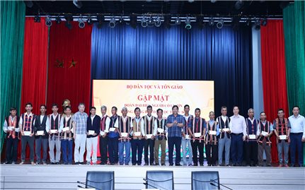 Thứ trưởng Bộ Dân tộc và Tôn giáo Y Thông gặp mặt Đoàn đại biểu Người có uy tín tỉnh Quảng Ngãi, tỉnh Gia Lai