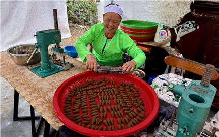 Người lưu giữ hương trầm nơi làng Mường ven đô