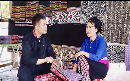 Người phụ nữ Thái làm mới thổ cẩm trên nền giá trị cũ