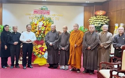 Đoàn Ủy ban Đoàn kết Công giáo Việt Nam Thành phố Hồ Chí Minh chúc mừng Phật đản Ban Trị sự Giáo hội Phật giáo Việt Nam Thành phố Hồ Chí Minh
