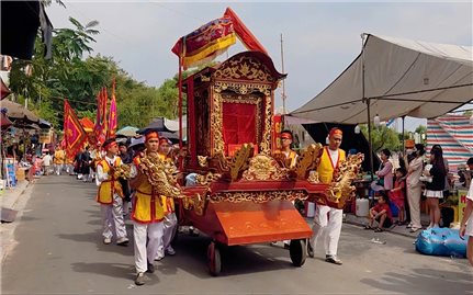 Hàng vạn người dân, du khách về lễ hội Đền Đô