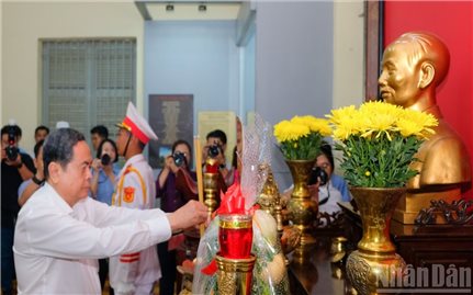 Chủ tịch Quốc hội Trần Thanh Mẫn dâng hương tại “Địa điểm Dinh quận Hóc Môn”