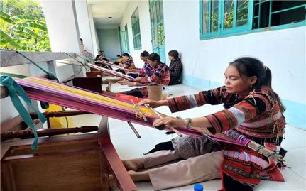 Người phụ nữ giữ lửa cho nghề dệt thổ cẩm làng Cam