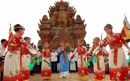 Lễ tôn chức bà bóng dòng tộc - dấu ấn linh thiêng trong đời sống tinh thần người Chăm
