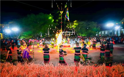 Kết nghĩa với buôn, bon dân tộc thiểu số - một phương thức bảo vệ nền tảng tư tưởng của Đảng