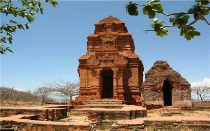 Theo nhịp trống Chăm dưới chân tháp Pô Sah Inư