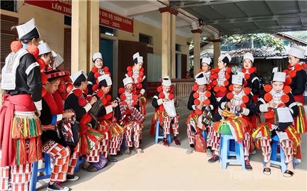 Giữ gìn nghề thêu thổ cẩm của người Dao Đỏ ở Tuyên Quang.