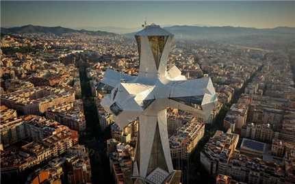 Nhà thờ cao nhất thế giới Sagrada Familia lắp đặt xong cấu trúc xây dựng cuối cùng sau hơn 144 năm xây dựng