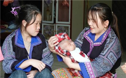 Từ 15/7/2026, cô đỡ thôn bản được hưởng chế độ phụ cấp đặc thù trong lĩnh vực y tế