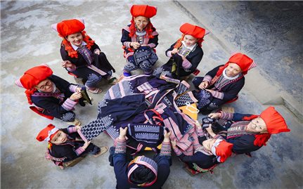 Tìm trong thổ cẩm sắc màu văn hóa Việt