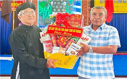 Lãnh đạo Sở Dân tộc và Tôn giáo tỉnh An Giang thăm, chúc mừng Phật giáo Hòa Hảo nhân kỷ niệm 87 năm Ngày Khai sáng đạo