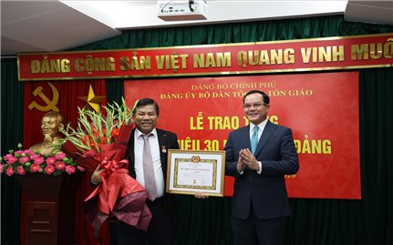 Lễ trao tặng Huy hiệu 30 năm tuổi Đảng cho đồng chí Y Thông, Thứ trưởng Bộ Dân tộc và Tôn giáo