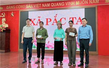 Đoàn công tác Bộ Dân tộc và Tôn giáo thăm hỏi các gia đình bị thiệt hại do thiên tai, hỏa hoạn tại Lai Châu