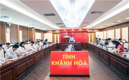 Bộ trưởng Nguyễn Đình Khang: Khánh Hòa cần tập trung khắc phục những chỉ tiêu còn đạt thấp, nhất là tỷ lệ xã, thôn thoát khỏi diện đặc biệt khó khăn