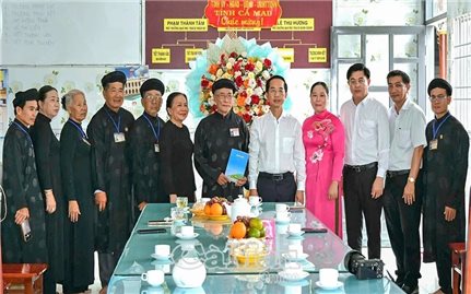 Lãnh đạo tỉnh Cà Mau chúc mừng Ban Đại diện Giáo hội Phật giáo Hòa Hảo tỉnh Cà Mau nhân Đại lễ Khai đạo