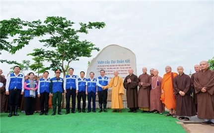 Pháp chủ Giáo hội Phật giáo Việt Nam cùng các tăng ni trồng cây, tạo thêm màu xanh cho Thành phố Hồ Chí Minh