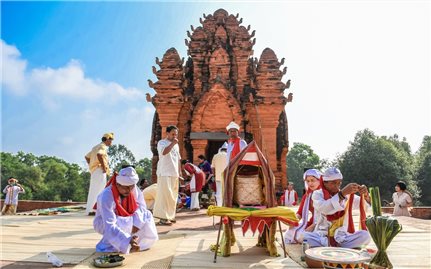 Nghề làm mâm gỗ của người Chăm ở Khánh Hòa