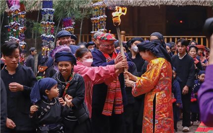 Văn hoá đã làm nên một bản làng hạnh phúc