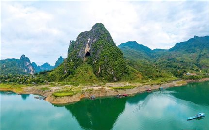 Đánh thức tiềm năng lòng hồ Chiềng Lao