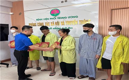 Đoàn Thanh niên Bộ Dân tộc và Tôn giáo thăm và tặng quà các bệnh nhân là người dân tộc thiểu số tại Bệnh viện Phổi Trung ương