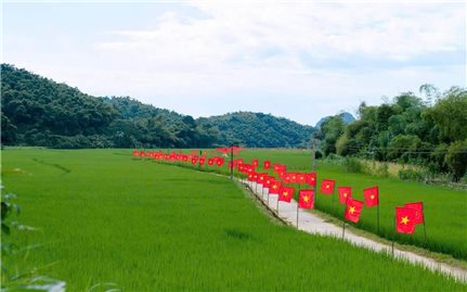 Sắc cờ Tổ quốc rực rỡ trên vùng biên Sơn Thủy trong dịp mừng Tết Độc lập