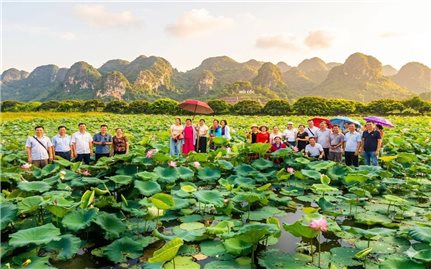 Phát triển du lịch cộng đồng dựa vào tài nguyên văn hóa ở vùng dân tộc thiểu số thành phố Hà Nội
