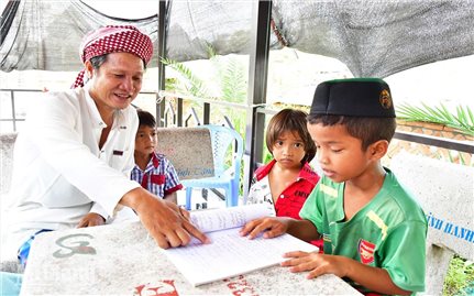 Nỗ lực lưu giữ tiếng Chăm ở ấp Rọc Lá