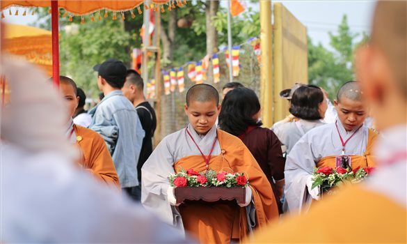 Tại sao xuất gia phải cạo đầu?