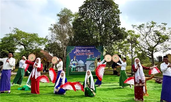 Giai điệu và sắc màu văn hóa Chăm Islam tại Làng Văn hóa-Du lịch các dân tộc Việt Nam