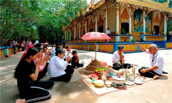 Lễ dâng cơm và đắp núi cát trong Tết Chôl ChnămThmây của đồng bào Khmer
