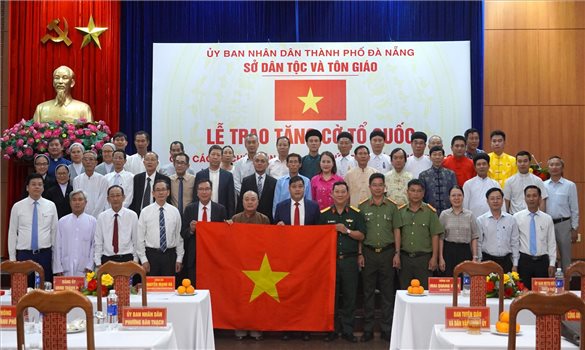 Sở Dân tộc và Tôn giáo thành phố Đà Nẵng trao tặng cờ Tổ quốc cho các tổ chức tôn giáo, cơ sở tín ngưỡng