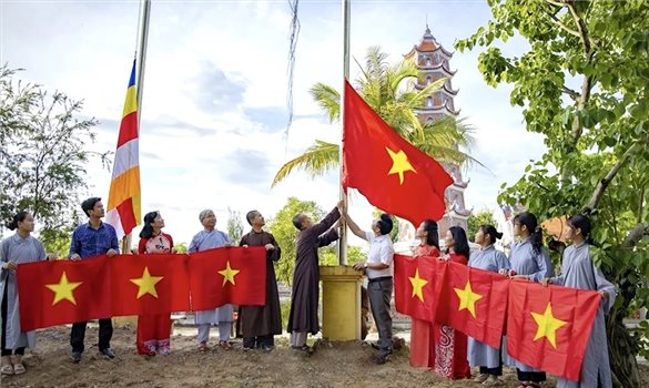 Cờ Tổ quốc tung bay ở các cơ sở tôn giáo