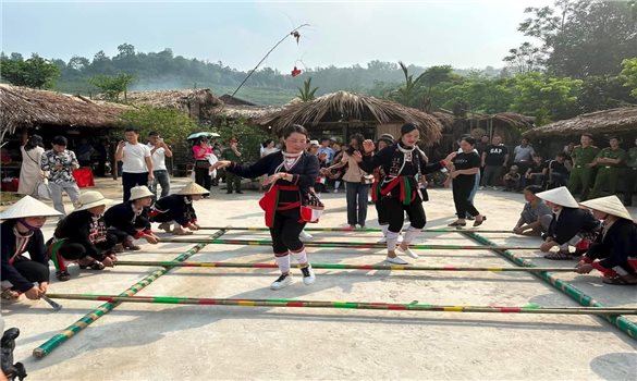 Bản Miền và câu chuyện làm du lịch từ văn hóa người Dao