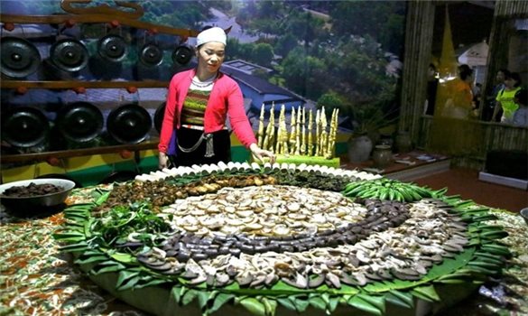 Bản sắc ẩm thực xứ Mường qua mâm cỗ lá