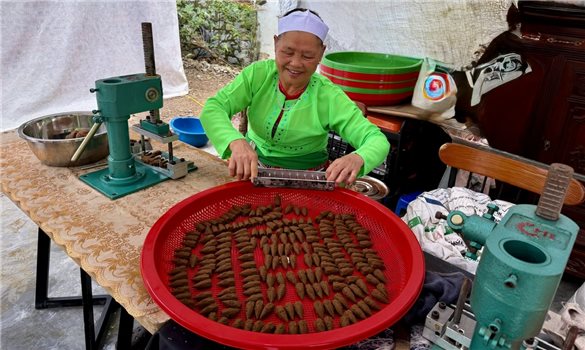 Người lưu giữ hương trầm nơi làng Mường ven đô