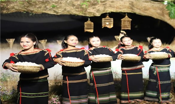 Ngôn ngữ từ hoa văn, màu sắc trên trang phục thổ cẩm Ê-đê