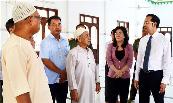 Lãnh đạo tỉnh An Giang thăm, chúc mừng đồng bào Chăm nhân dịp Tết Roya Haji năm 2026 tại các thánh đường xã Vĩnh Hậu