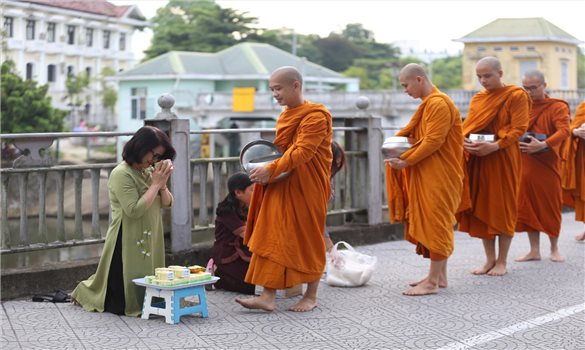 Tìm hiểu về cúng dường và cúng dường đúng pháp