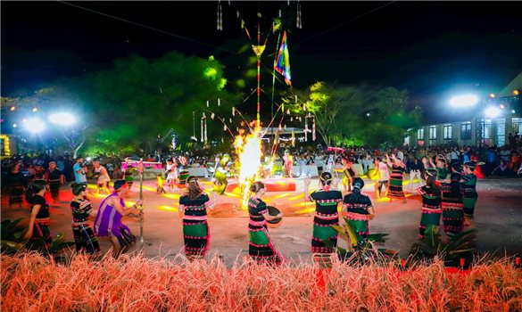 Kết nghĩa với buôn, bon dân tộc thiểu số - một phương thức bảo vệ nền tảng tư tưởng của Đảng