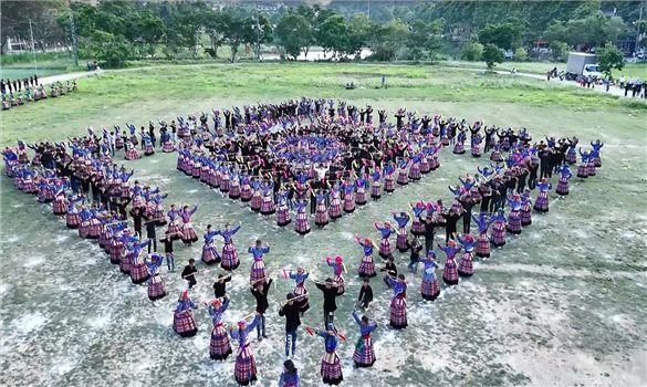 1.000 học sinh xã Si Ma Cai biểu diễn để đề nghị xác lập kỷ lục Việt Nam múa sênh tiền