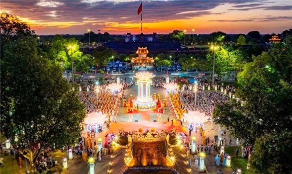 Lễ hội Hoa đăng “Ánh đạo vàng son - Hội tụ văn hóa, lan tỏa hòa bình