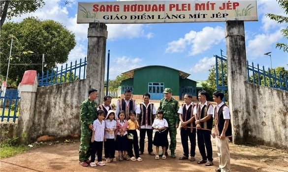 Đồng bào Công giáo làng Mit Jep góp sức xây dựng vùng biên phát triển vững mạnh