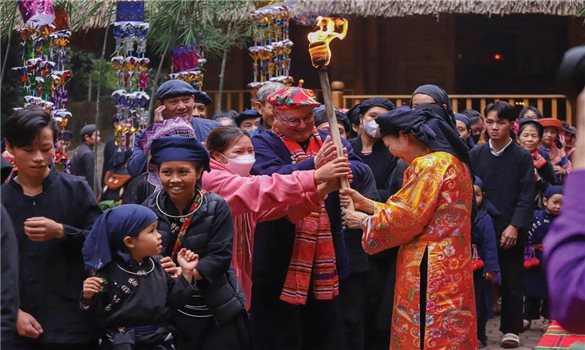 Văn hoá đã làm nên một bản làng hạnh phúc