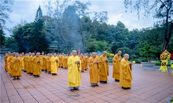 Hòa thượng Thích Thiện Nhơn, Phó Pháp chủ Hội đồng Chứng minh, Chủ tịch Hội đồng Trị sự Giáo hội Phật giáo Việt Nam dâng hương tưởng niệm, tri ân Anh hùng liệt sĩ